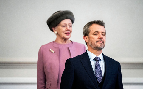 König Frederik X. von Dänemark und die zurückgetretene Königin Margrethe II. im dänischen Parlament. - Foto: Ida Marie Odgaard/Ritzau Scanpix Foto/AP/dpa