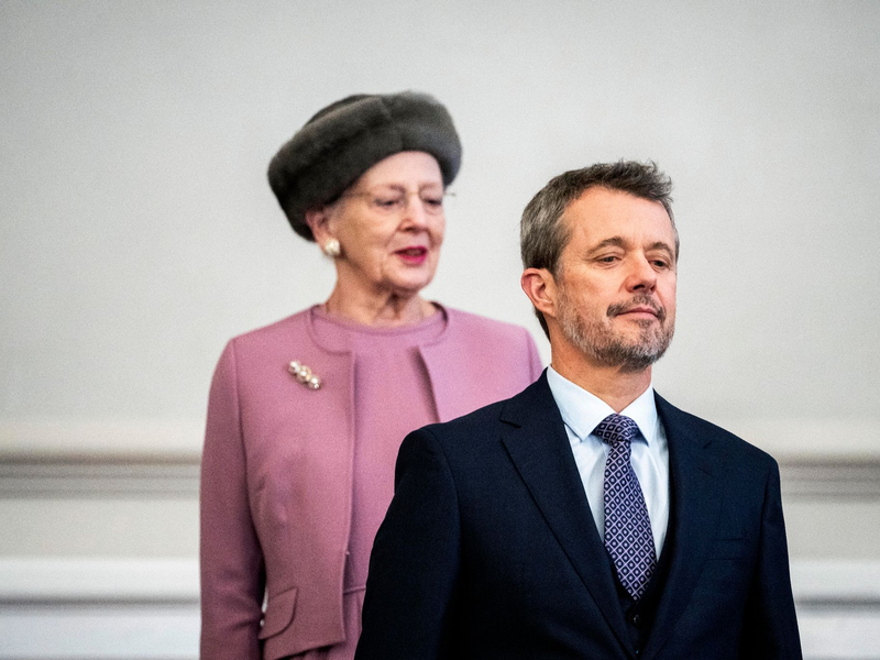 König Frederik X. von Dänemark und die zurückgetretene Königin Margrethe II. im dänischen Parlament. - Foto: Ida Marie Odgaard/Ritzau Scanpix Foto/AP/dpa