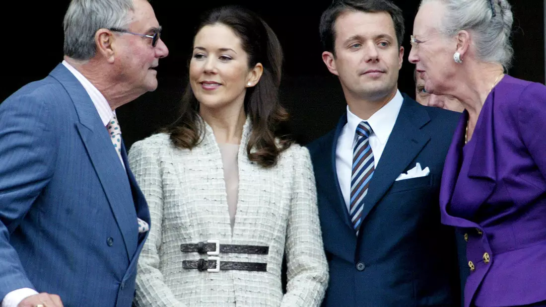 Erinnerung an vergangene Zeiten: Der damalige Kronprinz Frederik (M, r) und seine Verlobte Mary Donaldson (M, l), mit Königin Margrethe II. (r) und ihrem Mann, Prinz Henrik im Oktober 2003. - Bild: Heribert Proepper/AP