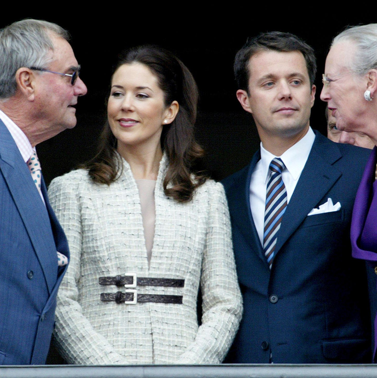 Erinnerung an vergangene Zeiten: Der damalige Kronprinz Frederik (M, r) und seine Verlobte Mary Donaldson (M, l), mit Königin Margrethe II. (r) und ihrem Mann, Prinz Henrik im Oktober 2003. - Foto: Heribert Proepper/AP