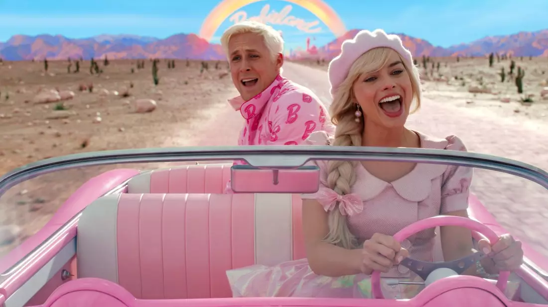Ryan Gosling als Ken und Margot Robbie als Barbie in einer Szene der Films Barbie. - Bild: -/Courtesy of Warner Bros. Pictures/dpa