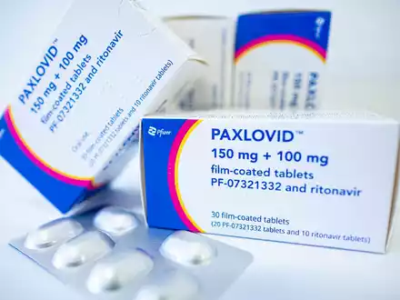 Mehrere Apotheken werden verdächtigt, das Corona-Medikament Paxlovid illegal weiterverkauft zu haben. - Foto: Fabian Sommer/dpa