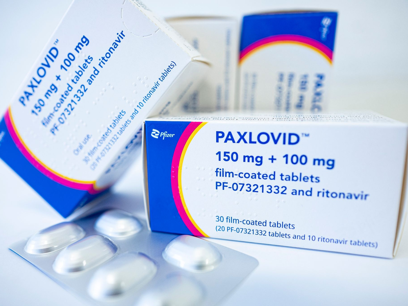 Mehrere Apotheken werden verdächtigt, das Corona-Medikament Paxlovid illegal weiterverkauft zu haben. - Foto: Fabian Sommer/dpa