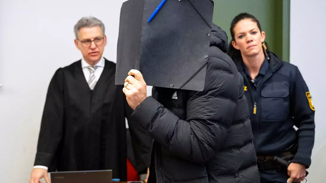 Der angeklagte Fußballtrainer hat vor Gericht in München hundertfachen Missbrauch zugegeben. - Bild: Lennart Preiss/dpa