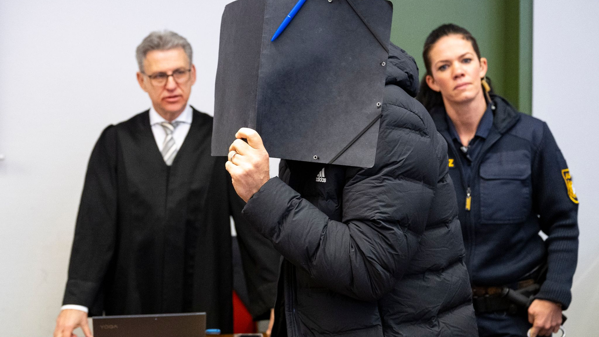 Der angeklagte Fußballtrainer hat vor Gericht in München hundertfachen Missbrauch zugegeben. - Foto: Lennart Preiss/dpa