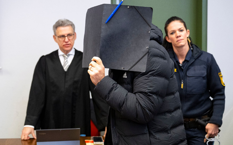 Der angeklagte Fußballtrainer hat vor Gericht in München hundertfachen Missbrauch zugegeben. - Foto: Lennart Preiss/dpa