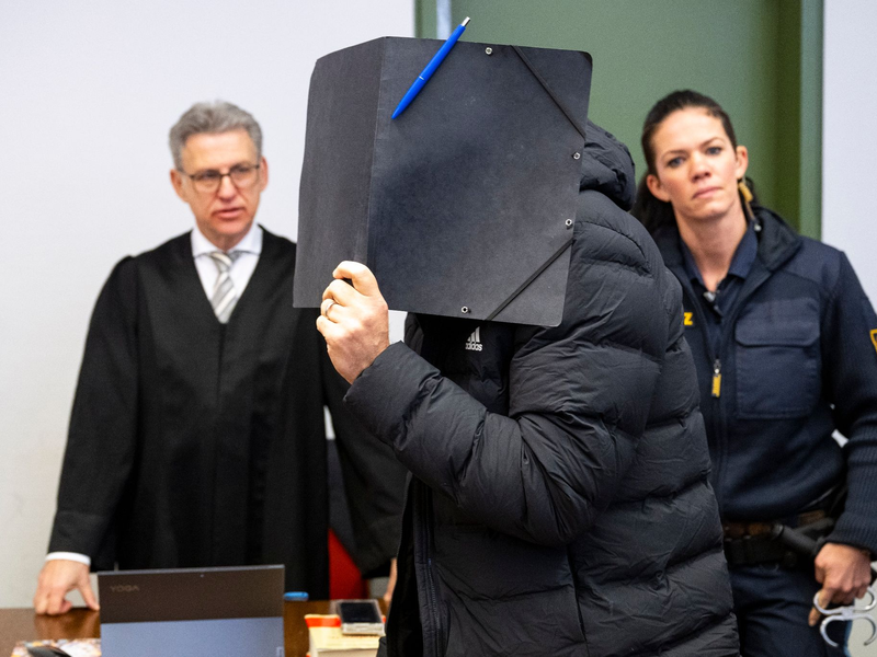Der angeklagte Fußballtrainer hat vor Gericht in München hundertfachen Missbrauch zugegeben. - Foto: Lennart Preiss/dpa