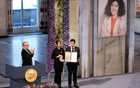 Ali (r) und Kiana Rahmani (M) nahmen im Dezember 2023 stellvertretend für ihre Mutter den Friedensnobelpreis entgegen. - Foto: Fredrik Varfjell/NTB/dpa