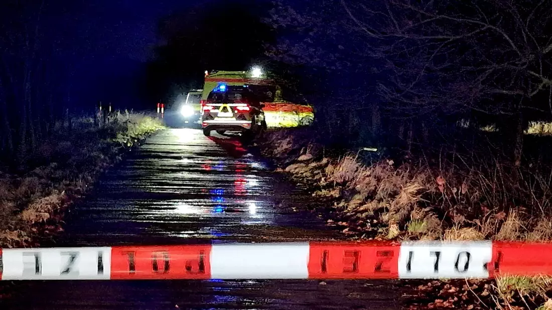 Polizei und Sanitäter am Fundort des toten Kindes im brandenburgischen Mittenwalde. - Bild: Cevin Dettlaff/dpa