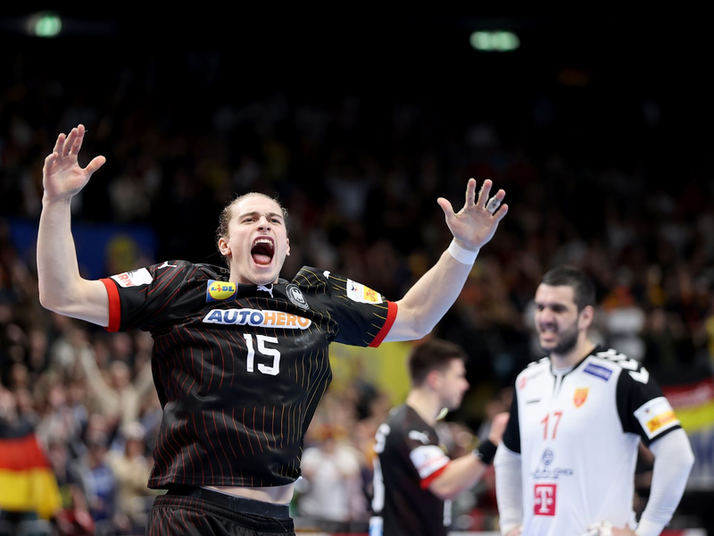 Deutschlands Juri Knorr jubelt beim Sieg gegen Nordmazedonien. - Foto: Andreas Gora/dpa