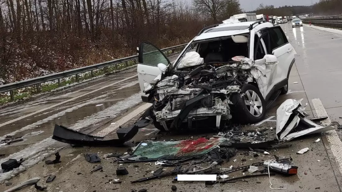 POL-CUX: Schwere Verkehrsunfälle auf der BAB27 - Bei vier Verkehrsunfällen und sechs beteiligen Fahrzeugen fünf Personen verletzt, eine davon lebensgefährlich - zwei weitere Verletzte durch Hundebiss - Bild: presseportal.de