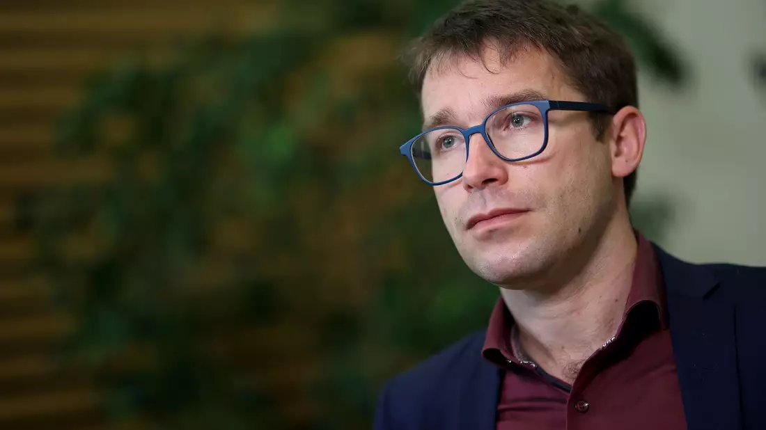 Der sachsen-anhaltische Landtagsabgeordnete Sebastian Striegel (Grüne) wurde bei einer Straßenblockade verletzt (Archivbild). - Bild: Ronny Hartmann/dpa