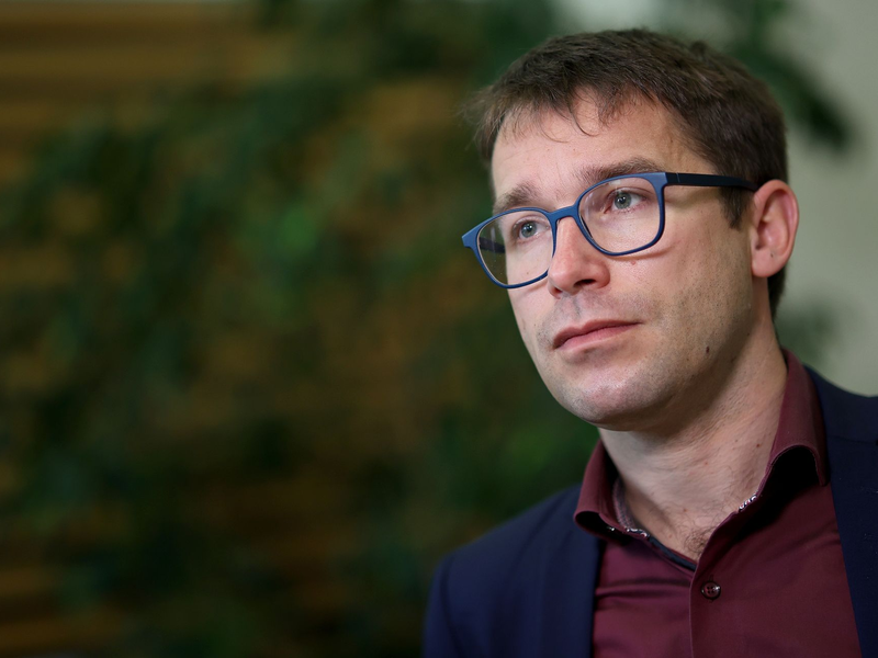 Der sachsen-anhaltische Landtagsabgeordnete Sebastian Striegel (Grüne) wurde bei einer Straßenblockade verletzt (Archivbild). - Foto: Ronny Hartmann/dpa