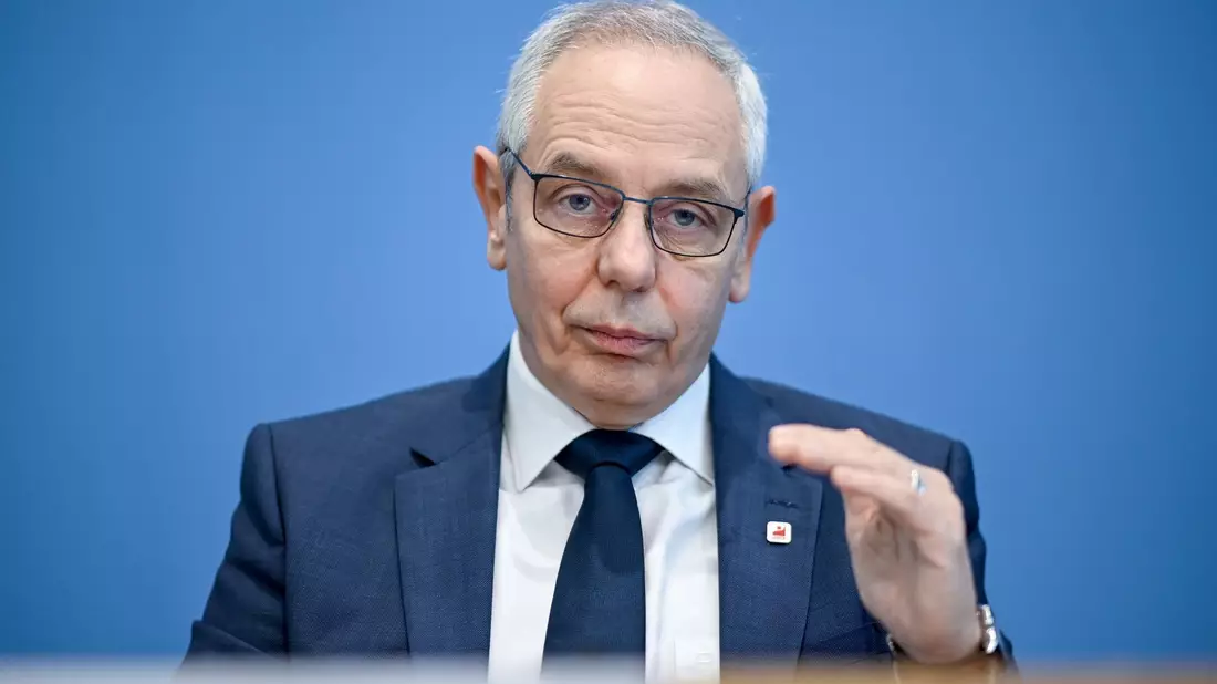 Michael Vassiliadis, Vorsitzender der Industriegewerkschaft Bergbau, Chemie, Energie (IG BCE). - Bild: Britta Pedersen/dpa