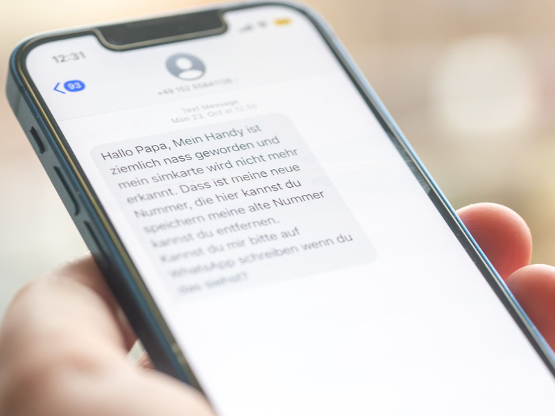 Die Enkeltrick-Betrugsmasche läuft zumeist über Chat-Nachrichten. - Foto: Fernando Gutierrez-Juarez/dpa