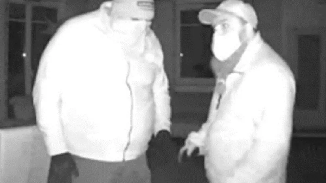 POL-STD: Öffentlichkeitsfahndung nach unbekannten Wohnungseinbrechern aus Sottrum, Einbrecher erbeuten hochwertiges Edelmetall in Buxtehuder Betrieb - Bild: presseportal.de