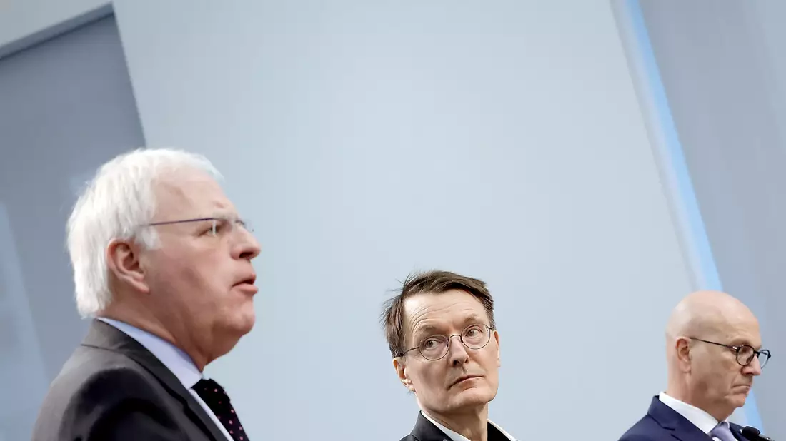 Laut Reinhard Sager (l.), Präsident des Landkreistages, reichen Karl Lauterbachs Pläne gegen die Klinikinsolvenzen nicht aus. - Bild: Carsten Koall/dpa