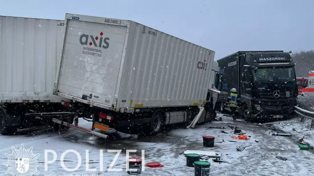 POL-PPWP: Unfall mit mehreren Fahrzeugen sorgt für Sperrung der Autobahn - Bild: presseportal.de