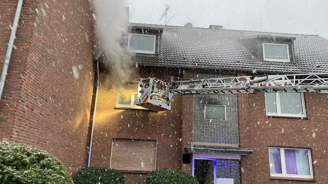 FW Dinslaken: Zimmerbrand mit Menschenleben in Gefahr - Bild: presseportal.de