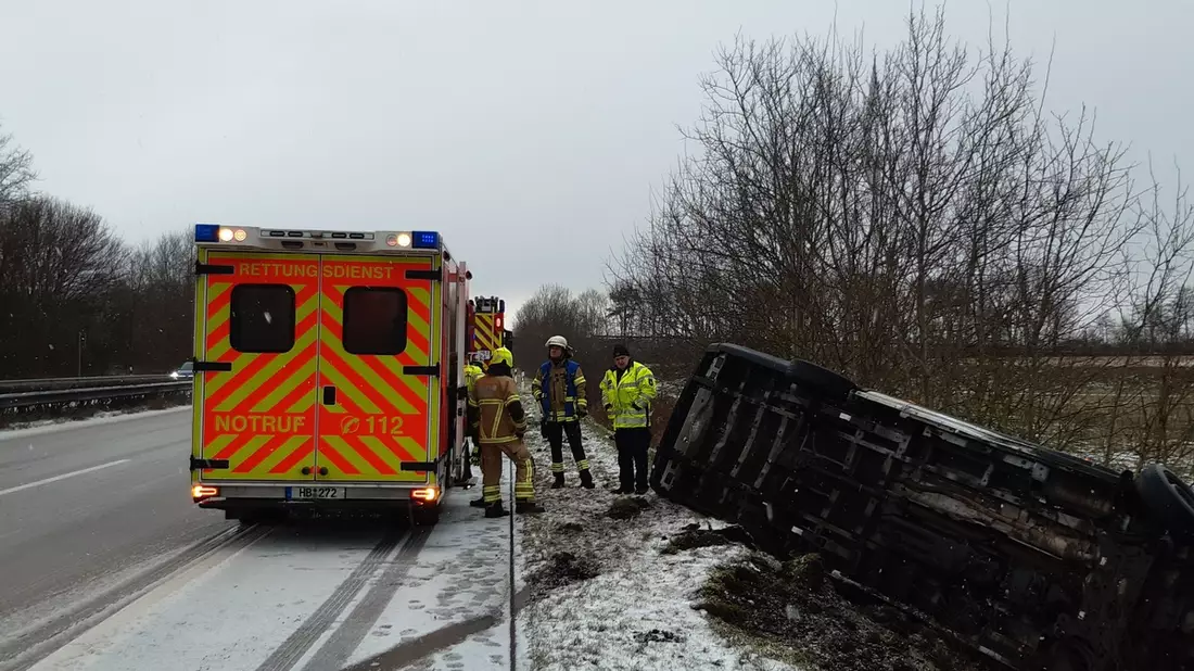 FW Bremerhaven: Feuerwehr Bremerhaven rückt zu zwei Verkehrsunfällen auf der Bundesautobahn 27 aus - Bild: presseportal.de