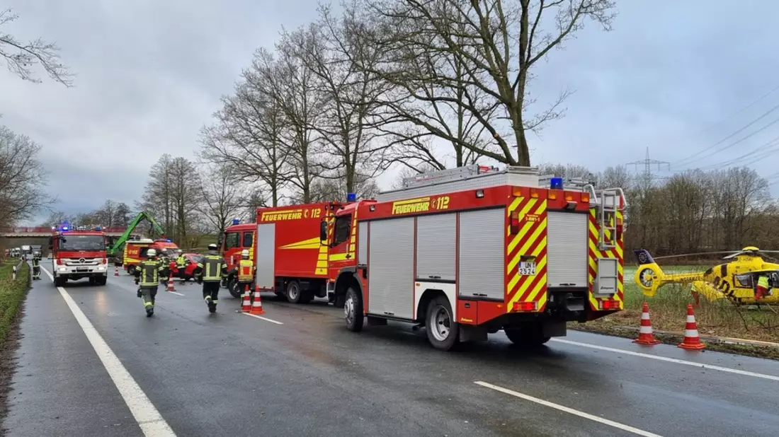 FW-WRN: TH_PERSON_KLEMMT - VU 2 LKW / Frontalzusammenstoss / ein eingeklemmter - Bild: presseportal.de