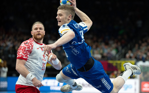 Oli Mittun von den Faröer Inseln (r) kommt gegen Polens Maciej Gebala (l) zum Wurf. - Foto: Soeren Stache/dpa