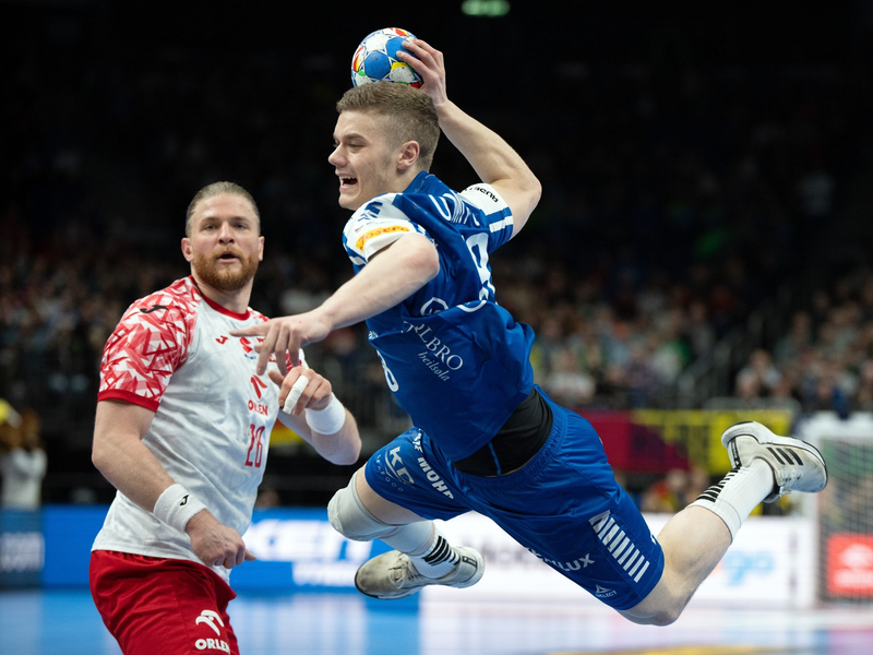 Oli Mittun von den Faröer Inseln (r) kommt gegen Polens Maciej Gebala (l) zum Wurf. - Foto: Soeren Stache/dpa