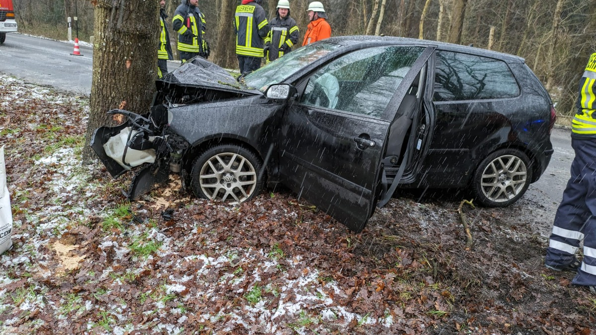 FFW Schiffdorf: Pkw prallt gegen Baum - Fahrer verletzt - Foto: presseportal.de