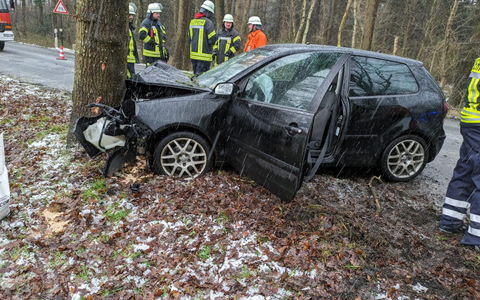 FFW Schiffdorf: Pkw prallt gegen Baum - Fahrer verletzt - Foto: presseportal.de