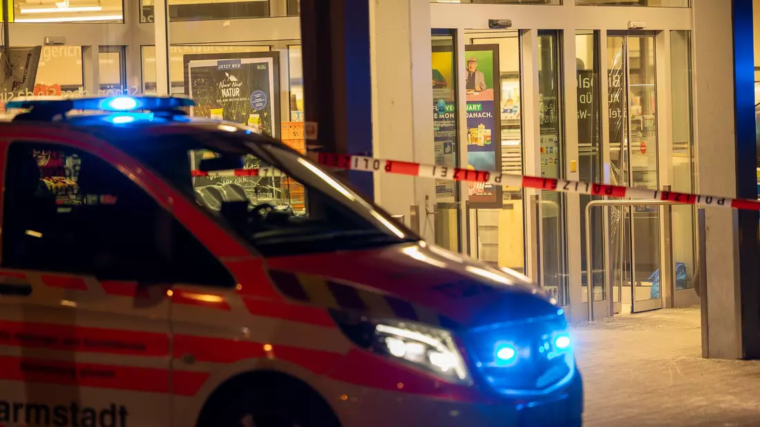 Im südhessischen Mörfelden-Walldorf wurde eine Frau wurde in einem Supermarkt erschossen. - Bild: 5vision.News/dpa