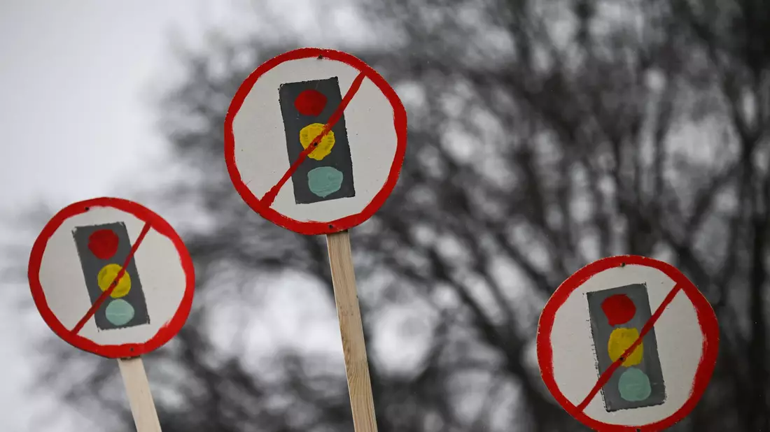Die Unzufriedenheit mit der Ampel-Koalition ist groß - spürbar war das auch bei den Bauernprotesten in Berlin, wo Schilder mit durchgestrichenen Ampeln zu sehen waren. Doch sollte es eine Neuwahl geben? - Bild: Sebastian Christoph Gollnow/dpa