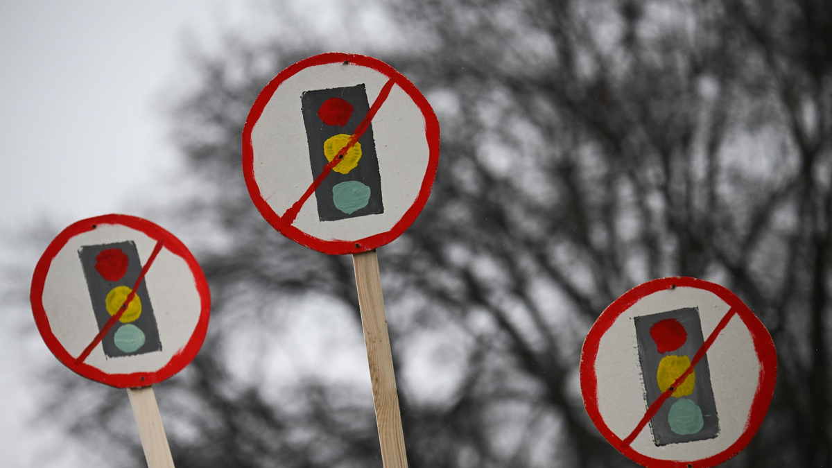 Die Unzufriedenheit mit der Ampel-Koalition ist groß - spürbar war das auch bei den Bauernprotesten in Berlin, wo Schilder mit durchgestrichenen Ampeln zu sehen waren. Doch sollte es eine Neuwahl geben? - Foto: Sebastian Christoph Gollnow/dpa