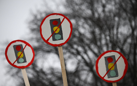 Die Unzufriedenheit mit der Ampel-Koalition ist groß - spürbar war das auch bei den Bauernprotesten in Berlin, wo Schilder mit durchgestrichenen Ampeln zu sehen waren. Doch sollte es eine Neuwahl geben? - Foto: Sebastian Christoph Gollnow/dpa