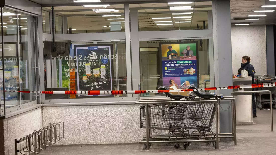 Es bleiben vorerst viele offene Fragen zu der unfassbaren Tat, die sich vor den Augen von Kunden des Discounters ereignete. - Bild: Helmut Fricke/dpa