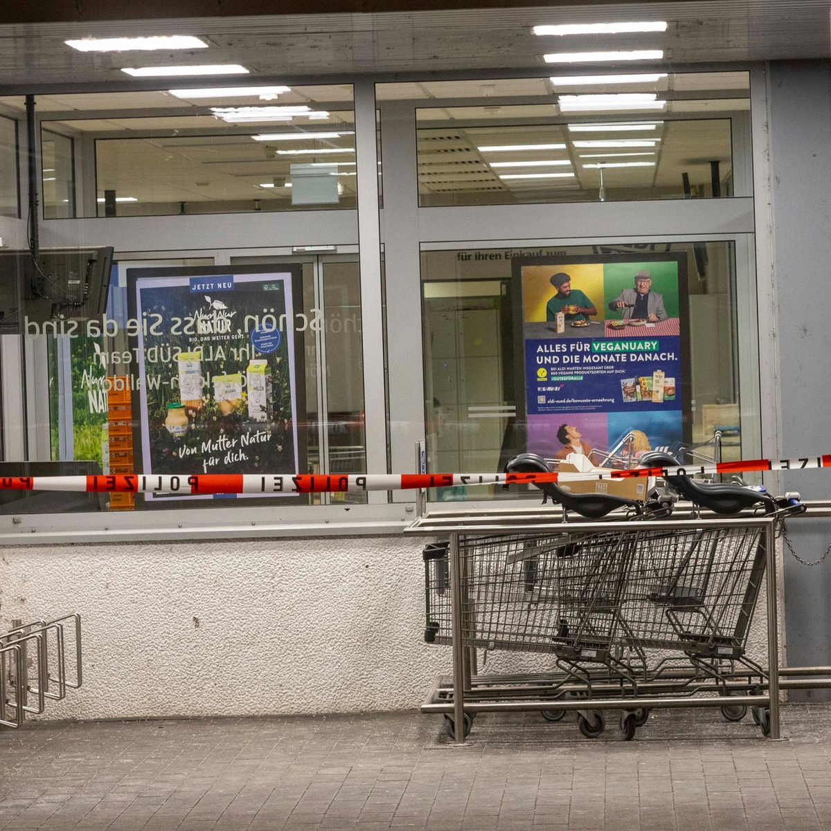 Einsatzkräfte der Polizei sichern einen Supermarkt im hessischen Mörfelden. In einem Supermarkt im südhessischen Mörfelden-Walldorf ist am Abend eine 38 Jahre alte Angestellte erschossen worden. Der 48 Jahre alte mutmaßliche Täter hat danach Suizid begangen, wie die Staatsanwaltschaft Darmstadt und die Polizei mitteilten. - Foto: Helmut Fricke/dpa
