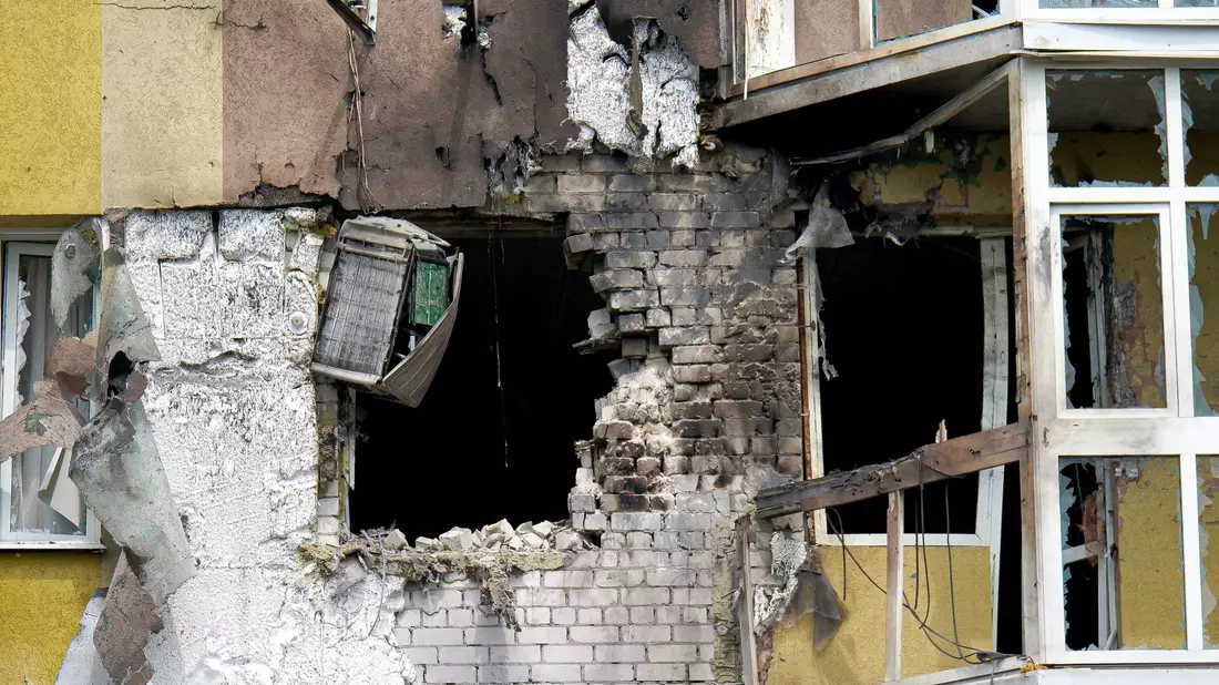 Russland will einen ukrainischen Drohnenangriff über Woronesch abgewehrt haben - nicht zum ersten Mal. Im vergangenen Sommer soll eine ukrainische Drohnen den hier zu sehenden Schaden angerichtet haben (Archivbild). - Bild: Ara Kilanyants/Kommersant Publishing House/AP/dpa