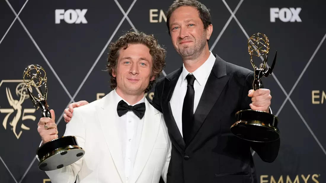 Jeremy Allen White (l) und Ebon Moss-Bachrach durften sich über Auszeichnungen für ihre schauspielerische Leistung in «The Bear» freuen. - Bild: Ashley Landis/AP