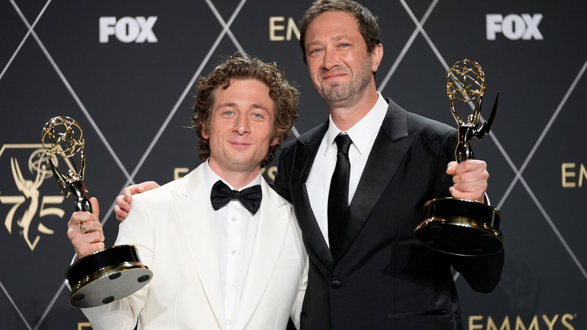 Jeremy Allen White (l) und Ebon Moss-Bachrach durften sich über Auszeichnungen für ihre schauspielerische Leistung in «The Bear» freuen. - Foto: Ashley Landis/AP