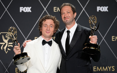 Jeremy Allen White (l) und Ebon Moss-Bachrach durften sich über Auszeichnungen für ihre schauspielerische Leistung in «The Bear» freuen. - Foto: Ashley Landis/AP