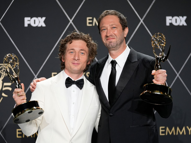 Jeremy Allen White (l) und Ebon Moss-Bachrach durften sich über Auszeichnungen für ihre schauspielerische Leistung in «The Bear» freuen. - Foto: Ashley Landis/AP