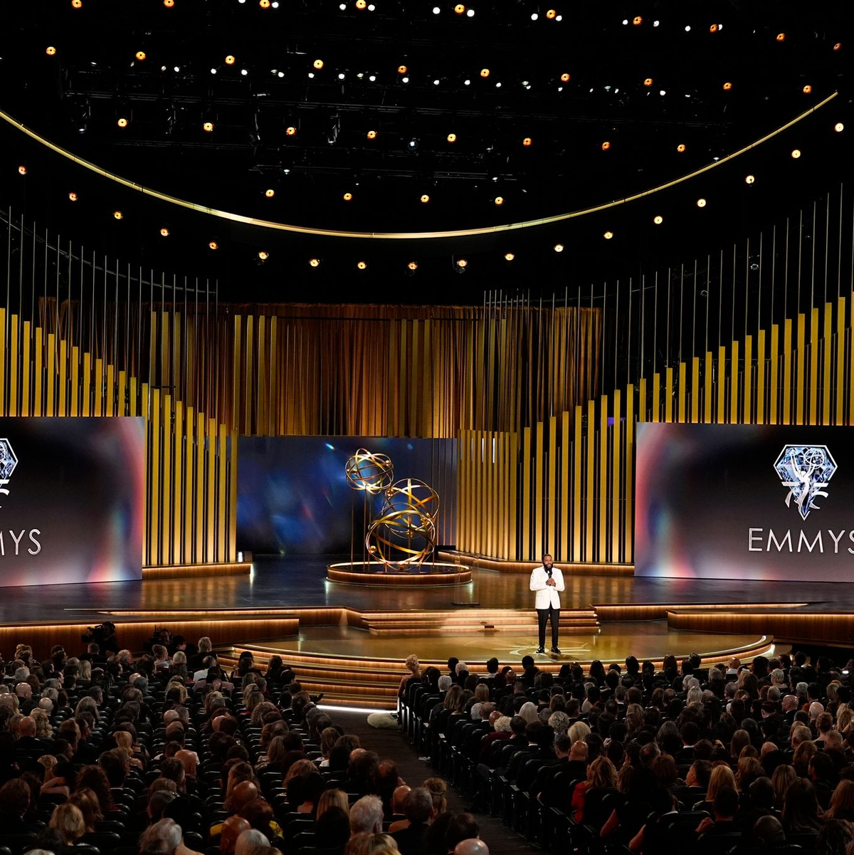 Moderator Anthony Anderson spricht während Verleihung der 75. Primetime Emmy Awards im Peacock Theater. - Foto: Chris Pizzello/Invision/AP/dpa