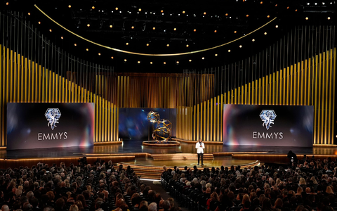 Moderator Anthony Anderson spricht während Verleihung der 75. Primetime Emmy Awards im Peacock Theater. - Foto: Chris Pizzello/Invision/AP/dpa