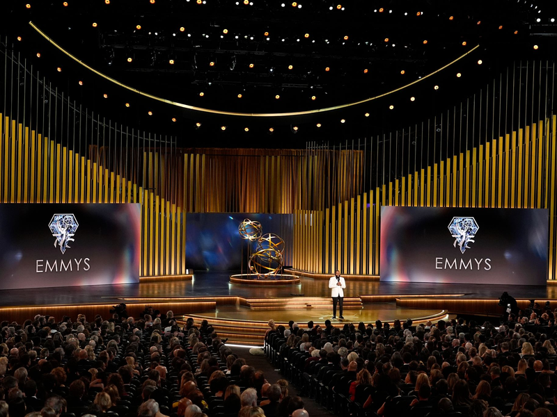 Moderator Anthony Anderson spricht während Verleihung der 75. Primetime Emmy Awards im Peacock Theater. - Foto: Chris Pizzello/Invision/AP/dpa