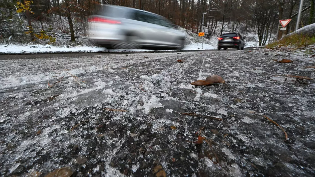 Auf Deutschlands Straßen ist es glatt. - Bild: Bernd Weißbrod/dpa