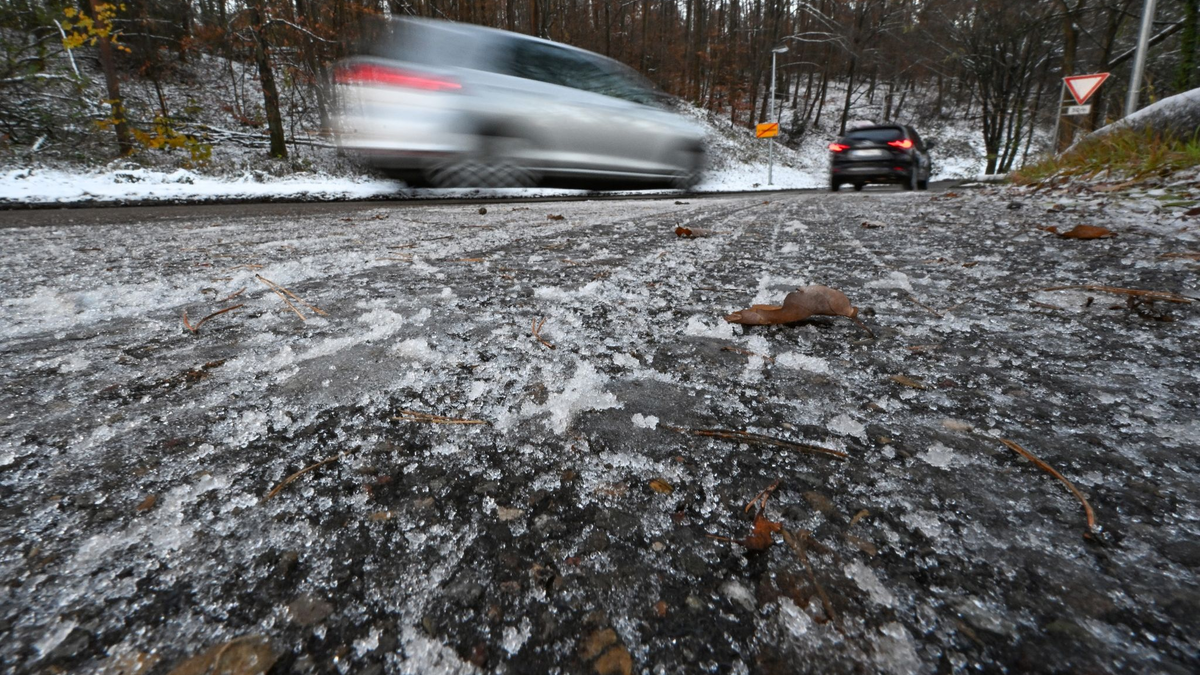 Auf Deutschlands Straßen ist es glatt. - Foto: Bernd Weißbrod/dpa