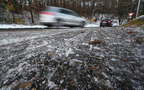 Auf Deutschlands Straßen ist es glatt. - Foto: Bernd Weißbrod/dpa
