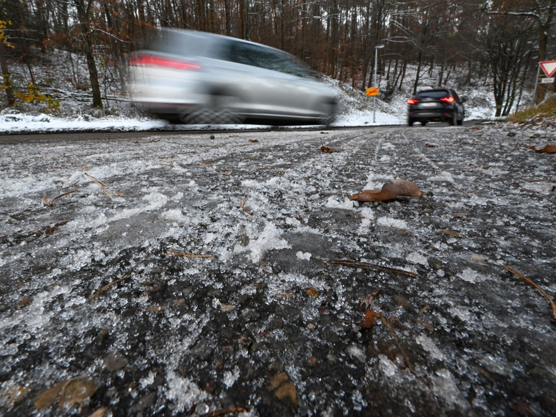 Auf Deutschlands Straßen ist es glatt. - Foto: Bernd Weißbrod/dpa