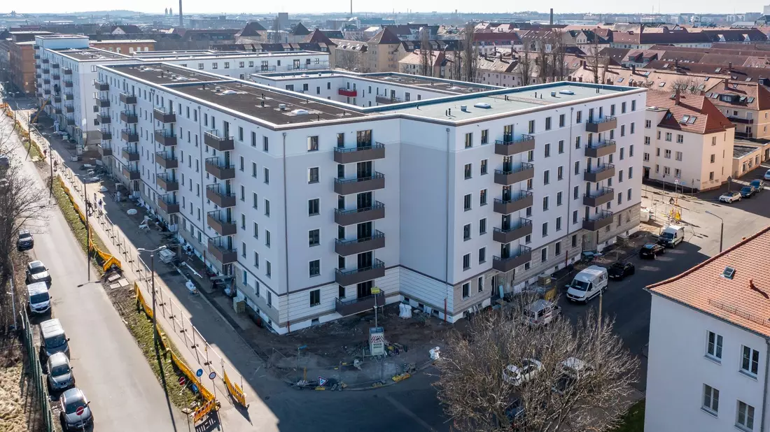 Nach einer bestimmten Zeit können Sozialwohnungen normal am Markt vermietet werden, weshalb ihre Zahl in den vergangenen Jahren stetig abgenommen hat. - Bild: Jan Woitas/dpa-Zentralbild/dpa