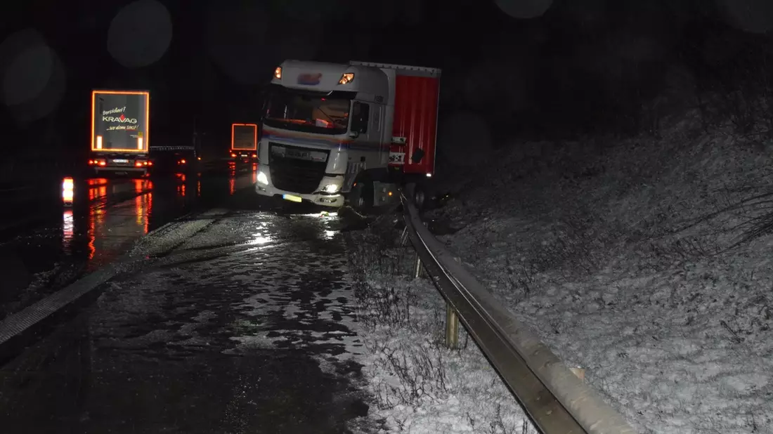 POL-DEL: Autobahnpolizei Ahlhorn: Sattelzug verunfallt auf winterglatter Fahrbahn bei Überholvorgang auf der Autobahn 1 im Bereich Cappeln +++ Sperrung der Richtungsfahrbahn Bremen eingerichtet - Bild: presseportal.de