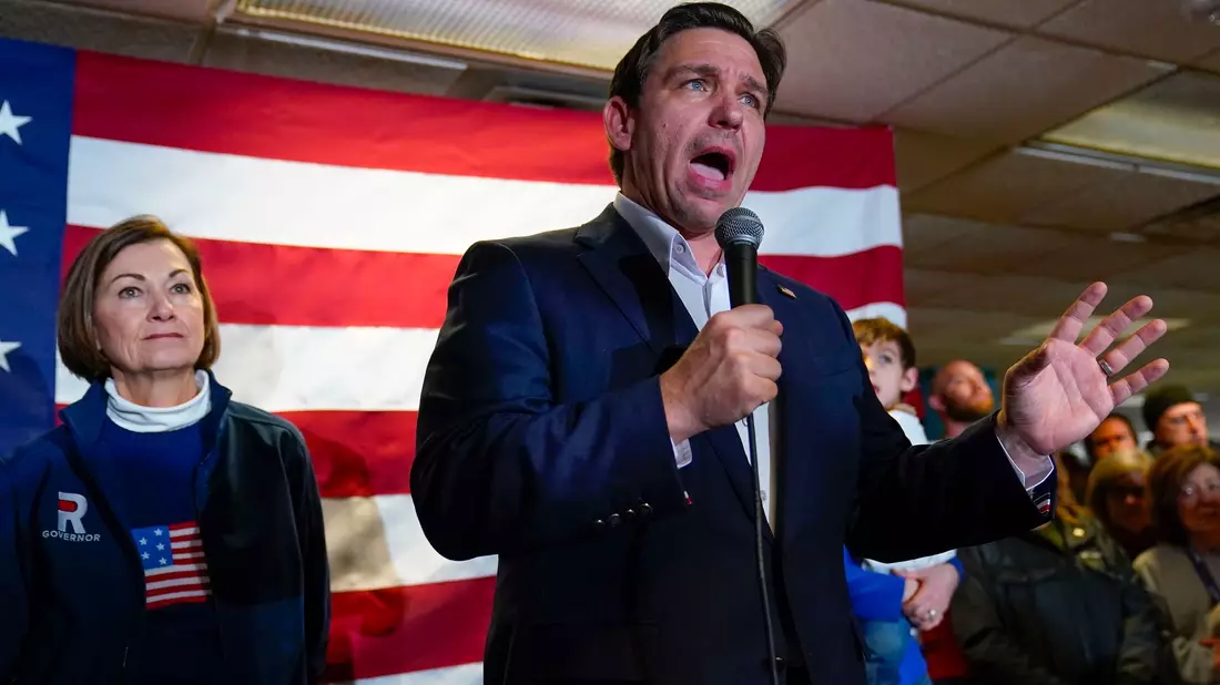Wenig überraschend fuhr Trump bei der ersten Vorwahl der Republikaner um die US-Präsidentschaftskandidatur einen Sieg ein. Vielmehr war die Frage, wer sich den zweiten Platz sichert. Nun ist klar: Es ist Ron DeSantis. - Bild: Pablo Martinez Monsivais/AP/dpa
